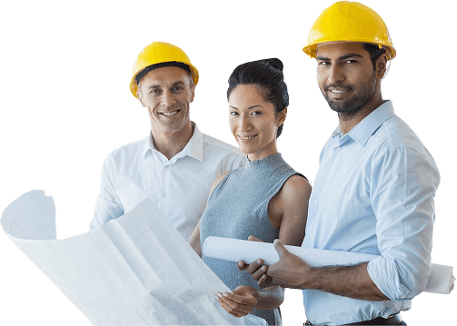 Equipo de construcción revisando planos de vivienda