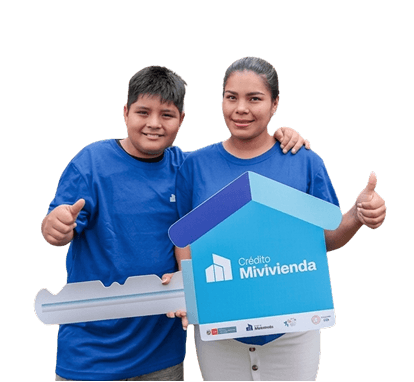Familia mostrando una llave del Crédito MiVivienda